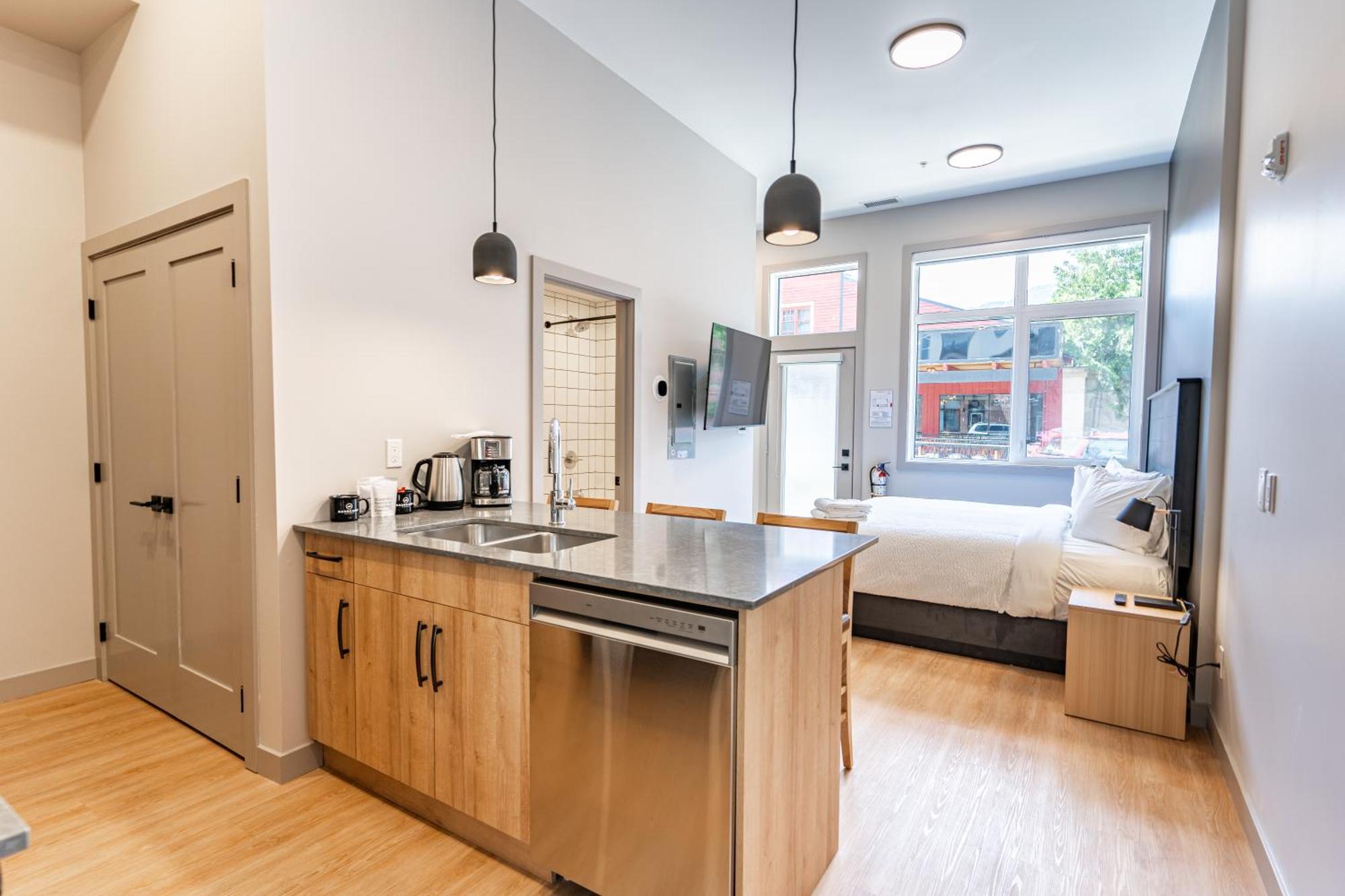 Basecamp Suites Revelstoke Zewnętrze zdjęcie