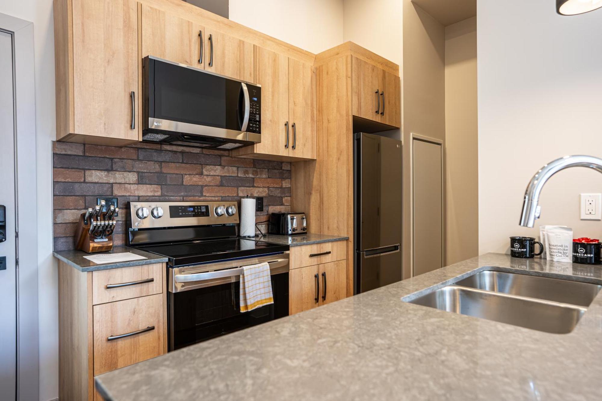 Basecamp Suites Revelstoke Zewnętrze zdjęcie