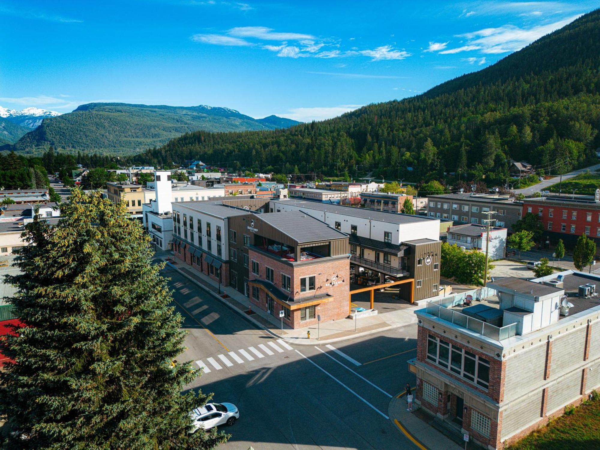 Basecamp Suites Revelstoke Zewnętrze zdjęcie