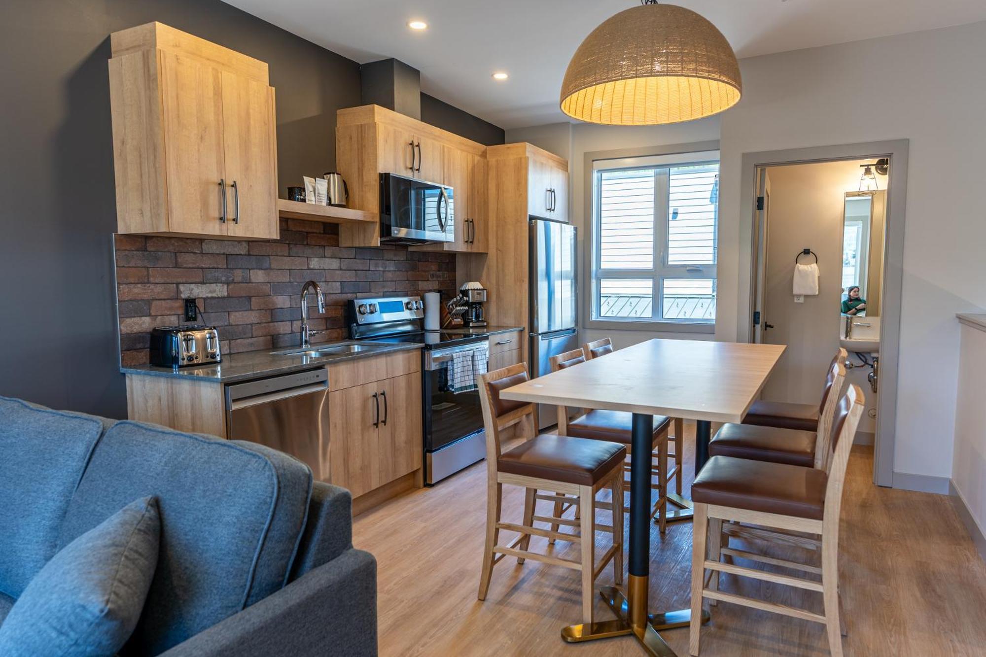 Basecamp Suites Revelstoke Zewnętrze zdjęcie