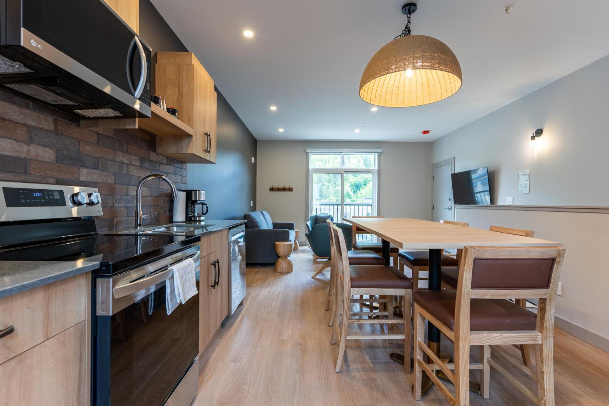Basecamp Suites Revelstoke Zewnętrze zdjęcie