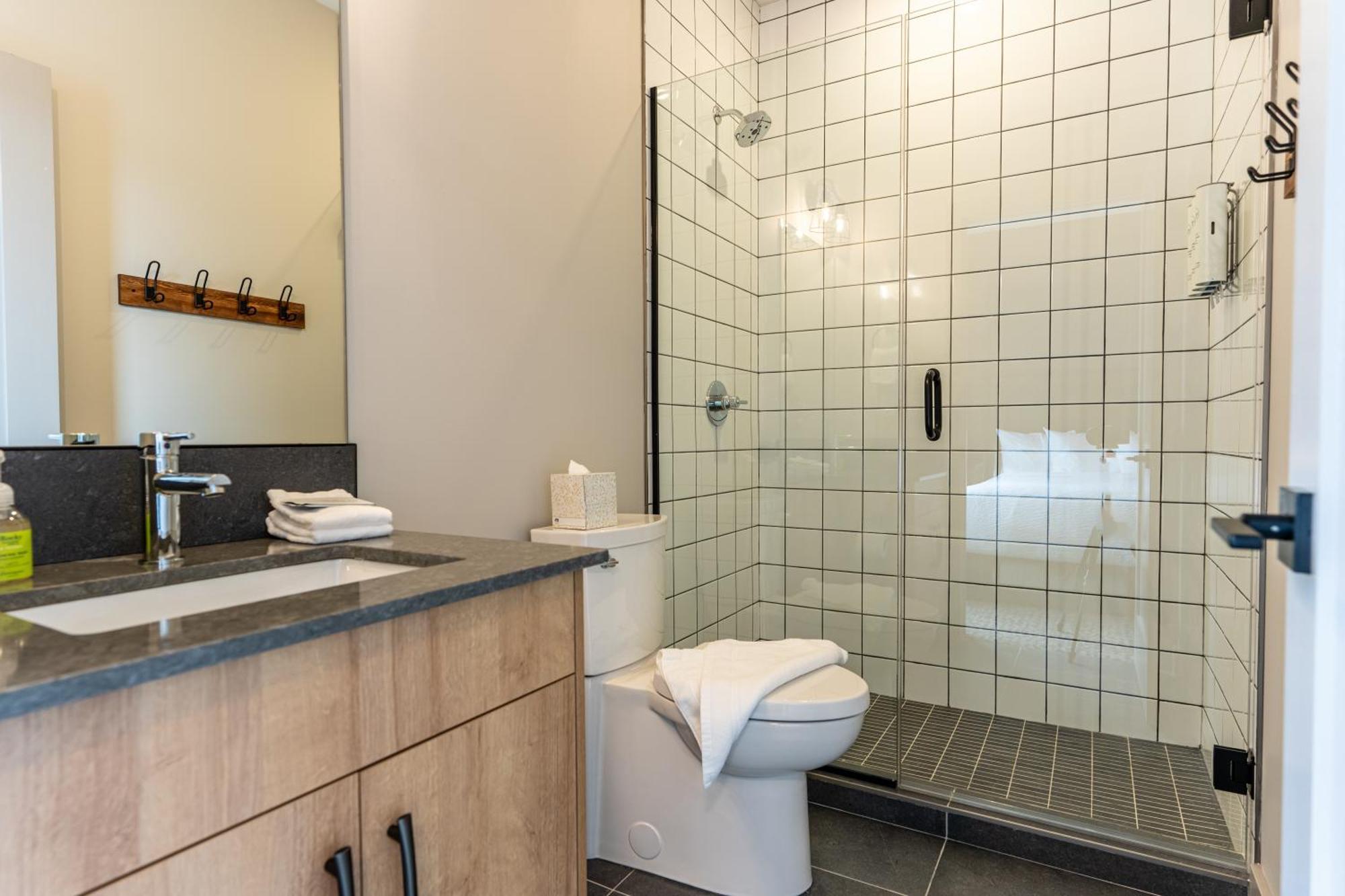 Basecamp Suites Revelstoke Zewnętrze zdjęcie