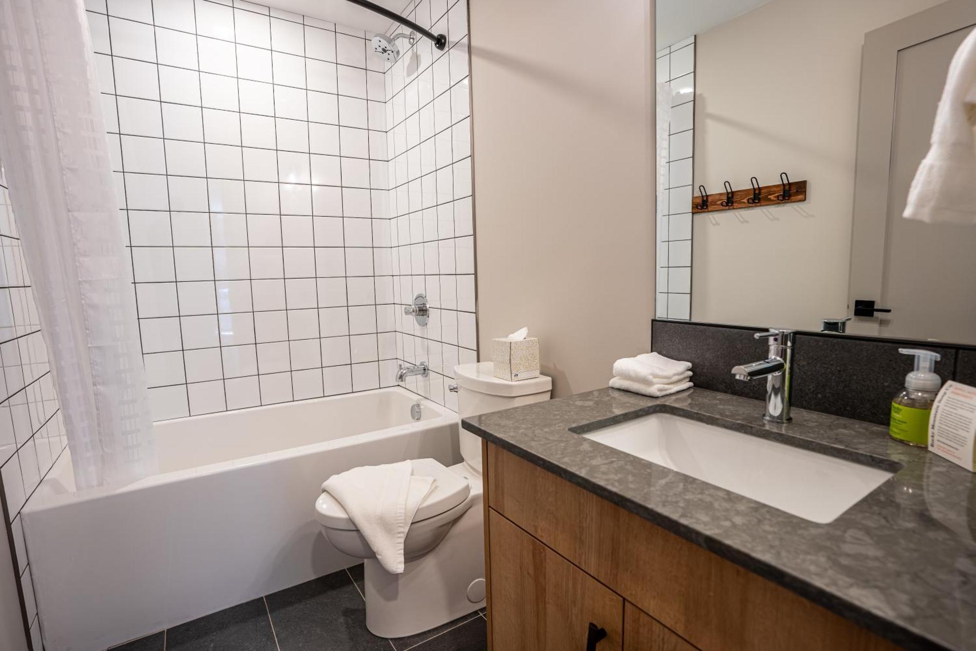 Basecamp Suites Revelstoke Zewnętrze zdjęcie